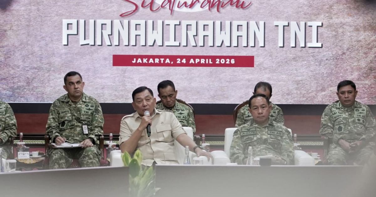 Defense Minister Sjafrie Sjamsoeddin (front left) is delivering his speech at the gathering with retired military generals on Friday, 24 April 2026 in Jakarta, accompanied by Indonesian Military Commander Gen. Agus Subiyanto (Photo/Defense Ministry)